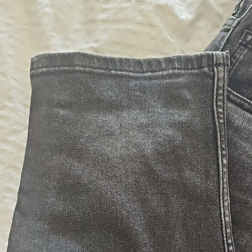 Everlane Charcoal Curvy Cheeky Jeans - Picture 2 of 3